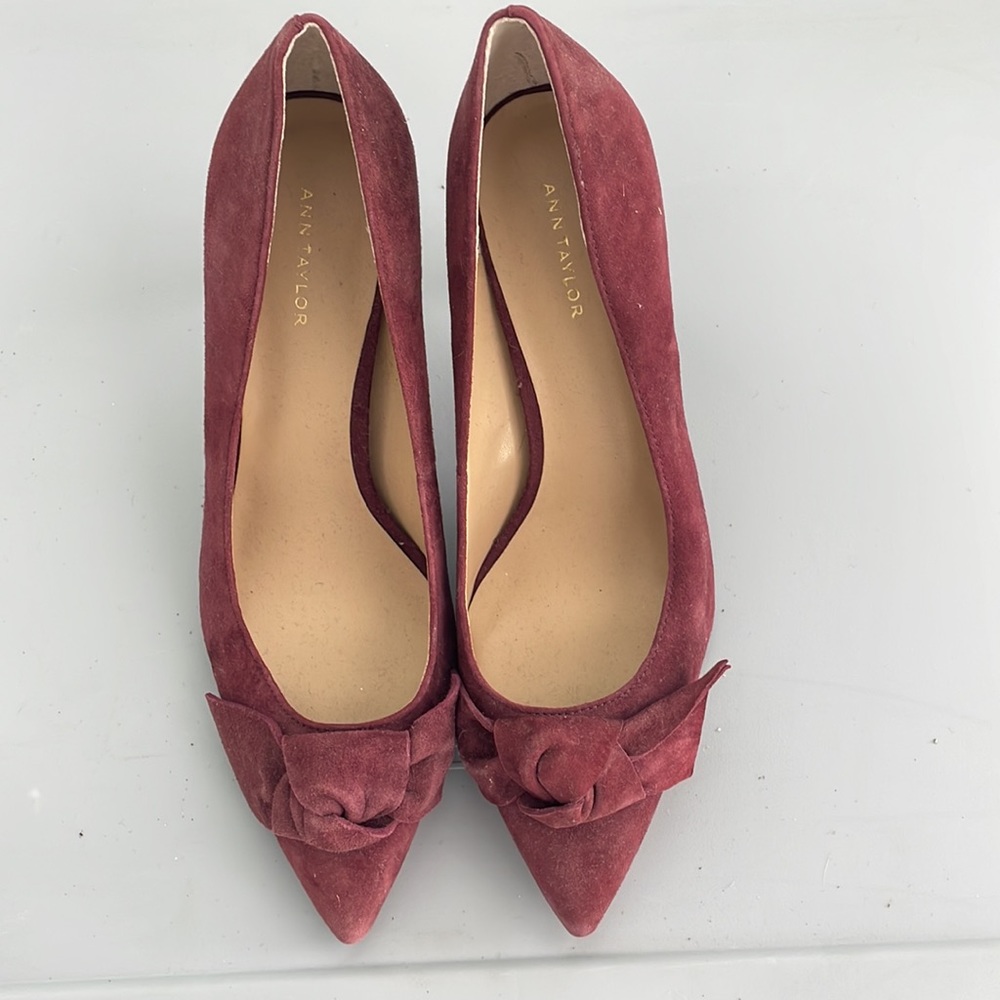 NWT ann Taylor maroon suede heels with bow on toes. Size 6.5 - Picture 2 of 5
